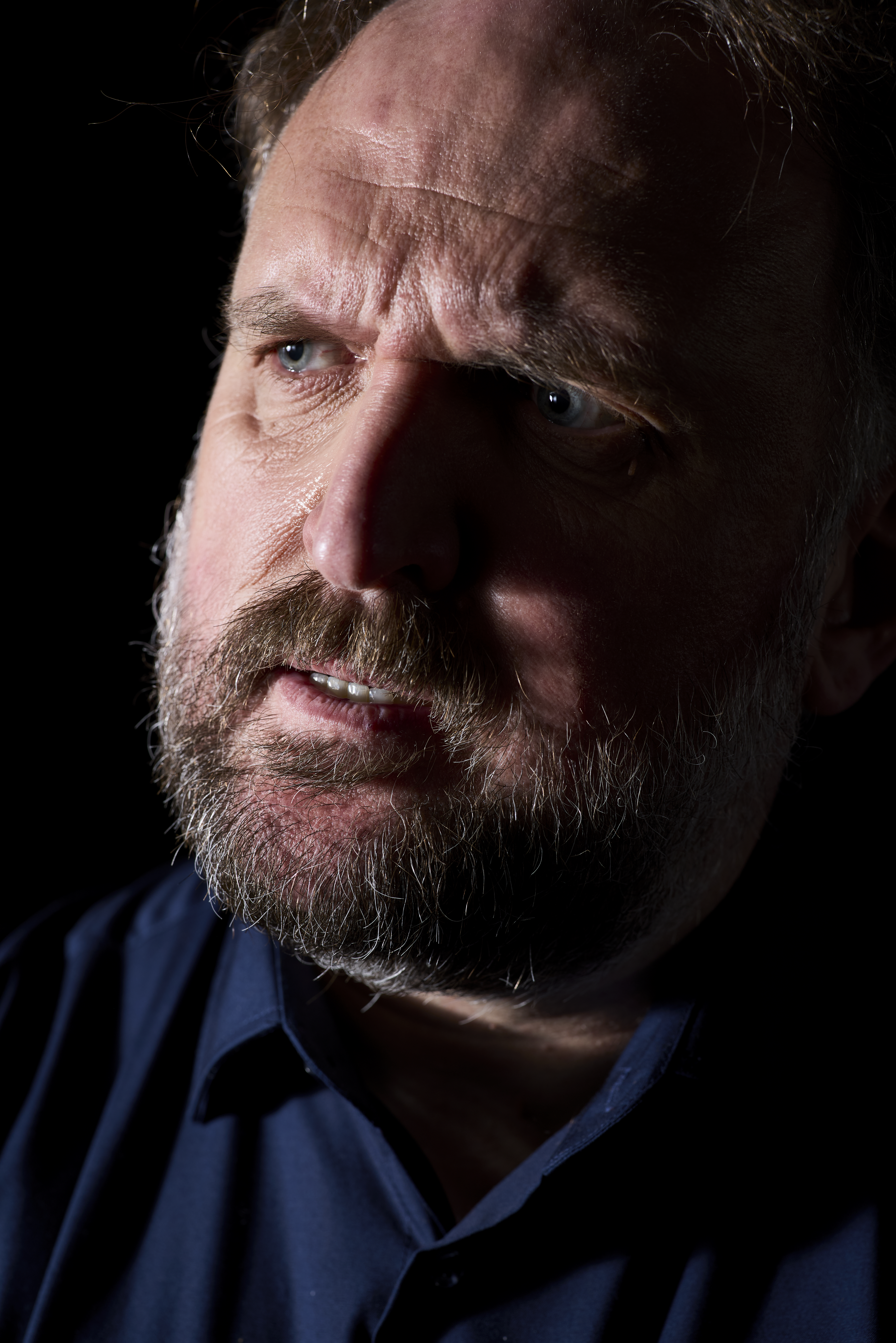 Nahporträt von Ronny Schuster mit Blick zur Seite.