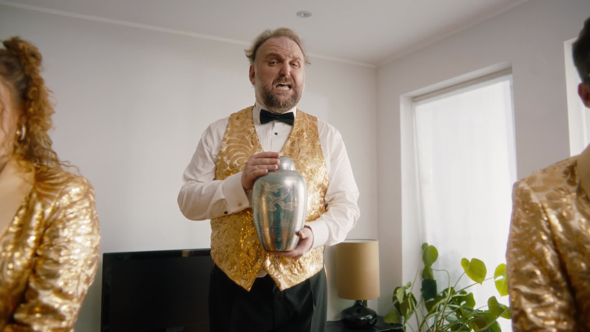 Ronny Schuster in goldfarbener Weste und schwarzer Fliege in einer Chorszene.