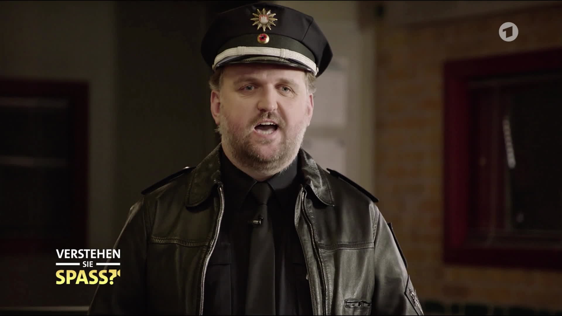 Ronny Schuster in dunkler Uniform und Schirmmütze.