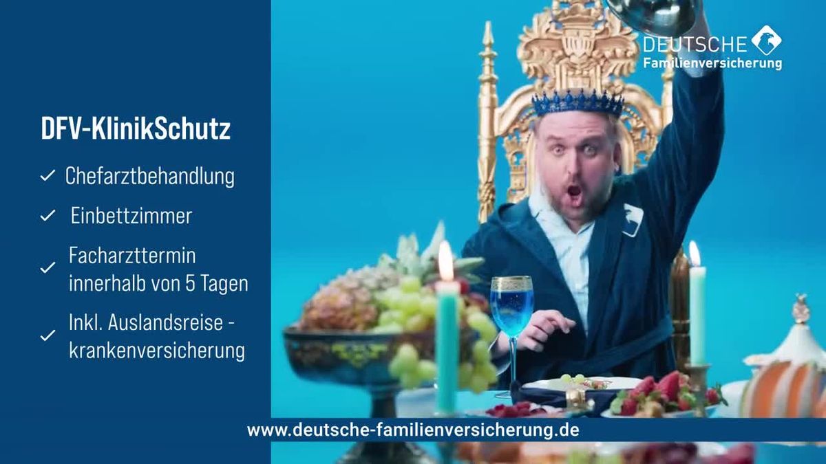 Ronny Schuster als König am gedeckten Tisch.