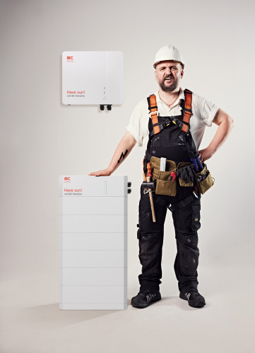 Ronny Schuster in Arbeitskleidung und Schutzhelm bei einem IBC-Solar-Shooting.