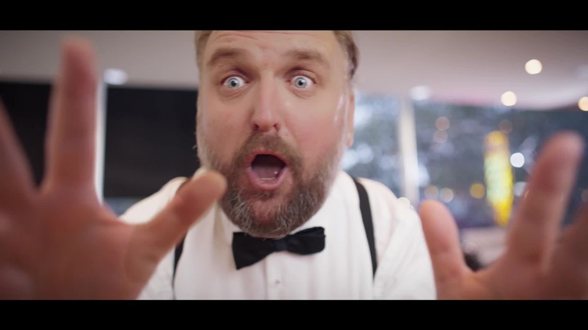 Ronny Schuster als Kellner / Barista bei Weller × Electrofleet.